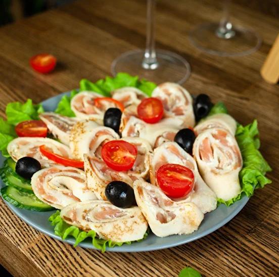 Роллы из блинчиков и малосоленой красной рыбой Роллы из блинчиков и малосоленой красной рыбой