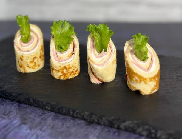Роллы из блинчиков, сливочного мусса и ветчины
