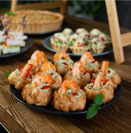 Профитроли с муссом из авокадо и креветкой Профитроли с муссом из авокадо и креветкой