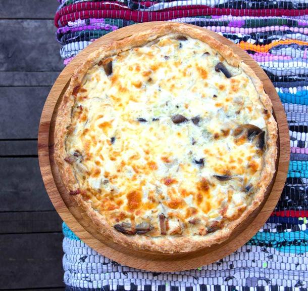 Киш с куриным филе, шампиньонами и сыром Киш с куриным филе, шампиньонами и сыром