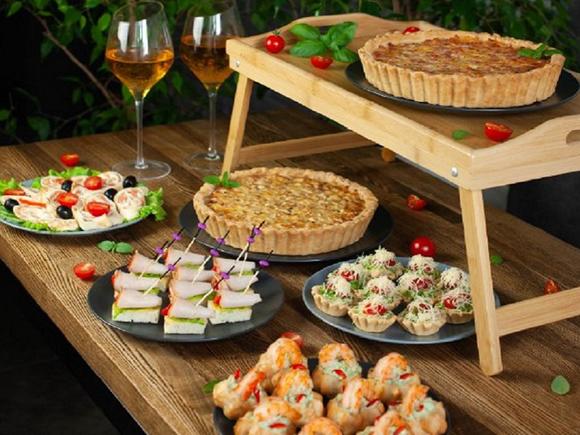 Фуршетный сет из 2 кишей и закуски на 8-10 персон в Кемерово